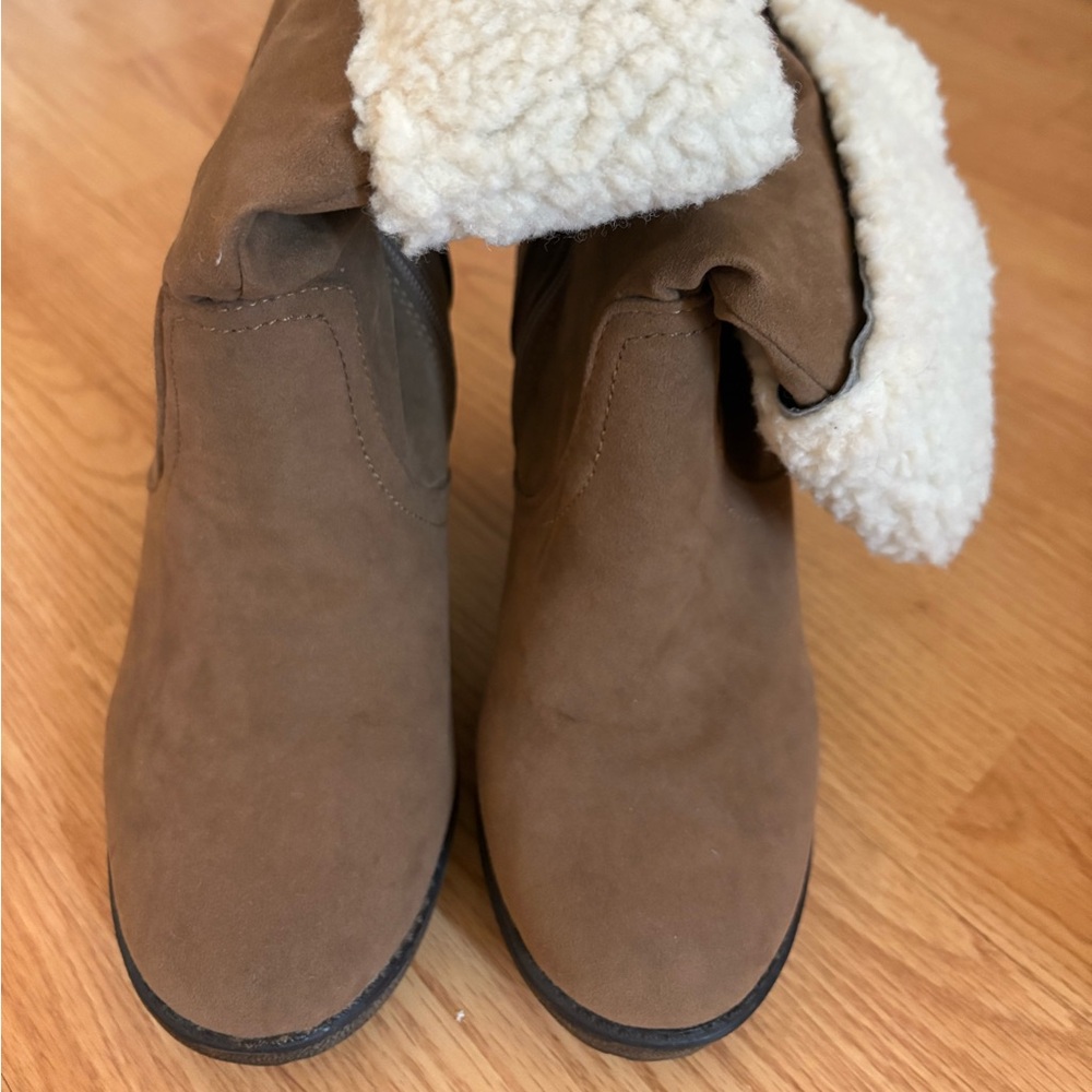 Daniel Laurent Tan Shearling Heeled Boots – Size 8 – Cozy Winter Style